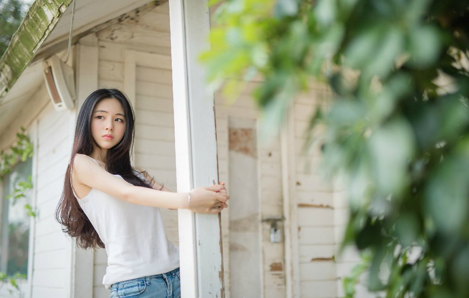生活的艰苦，社交的复杂，都算不上难事。安静下来你会发现这人世间最可贵的是：甘于平淡，无怨言的坚持，永远心怀梦想。